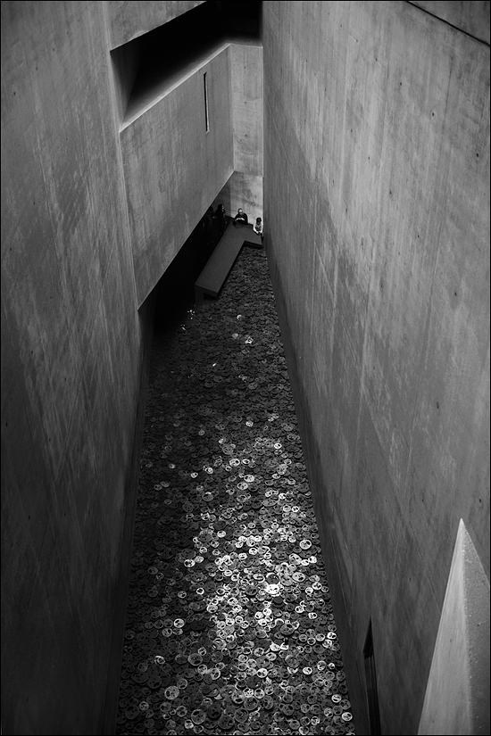 18 Metalle von oben  - Jüdisches Museum Berlin 09-2012