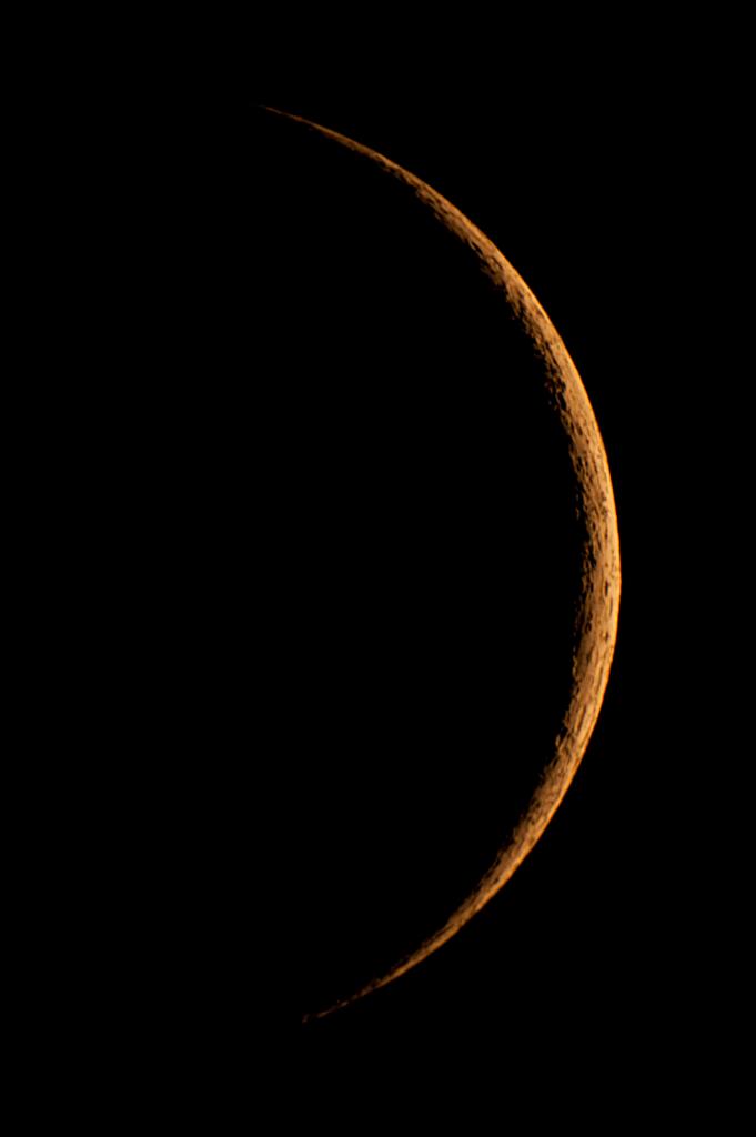 2 Tage nach Neumond

Celestron C8 Ultima PEC, Sigma AF 1,4x TC, Nikon D700; 1/2", ISO 200, SVA, 24. 3. 2012, 19° 03';