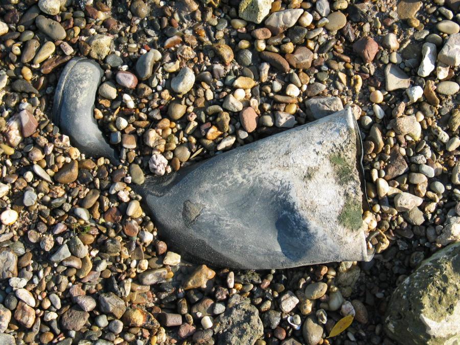 2003 bei Niedrigwasser am Rhein