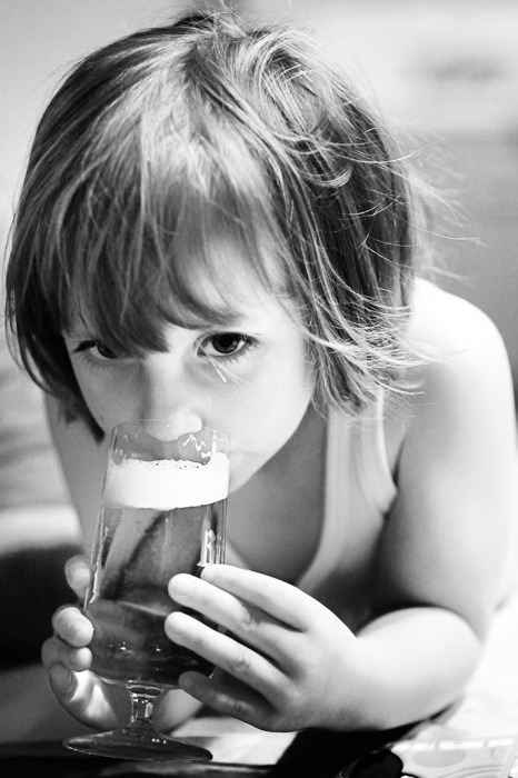 2008 12 04 Madeleine und Bier D7C 8293 sw 700px