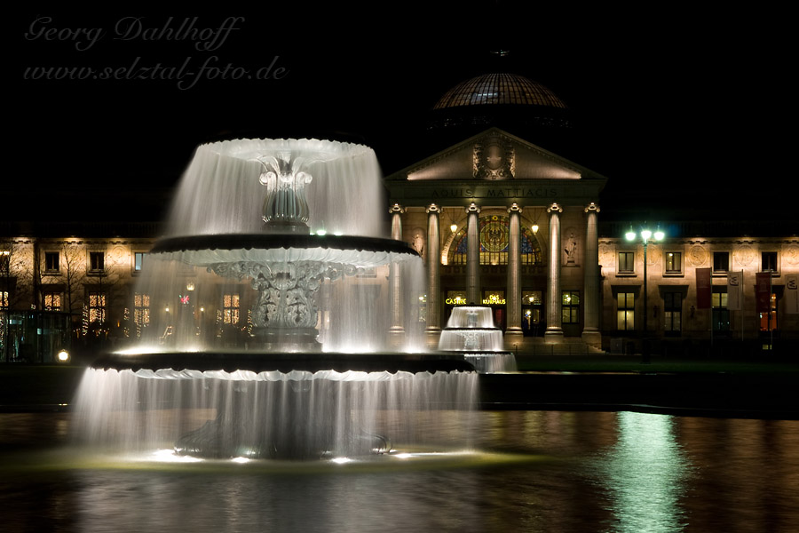200812130334 - Kurhaus Wiesbaden bei Nacht