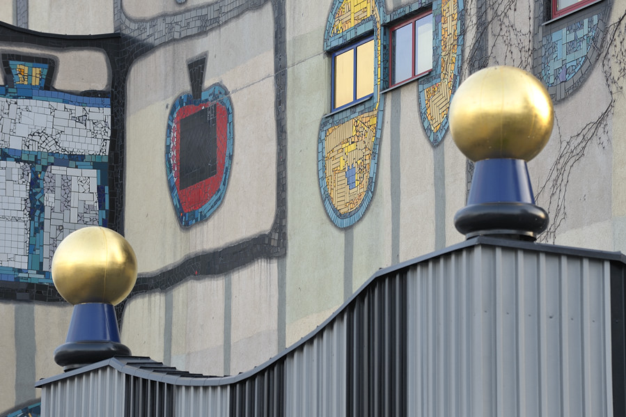 20090808 054828 Wien 4
Müllverbrennungsanlage Spittelau
künstlerisch gestaltete Fassade von Friedensreich Hundertwasser