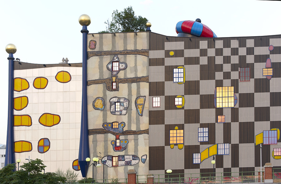 20090808 055937 Wien 7
Müllverbrennungsanlage Spittelau
künstlerisch gestaltete Fassade von Friedensreich Hundertwasser