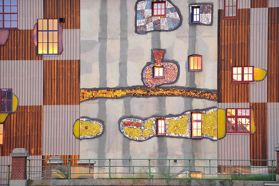 20090808 060251 Wien 8
Müllverbrennungsanlage Spittelau
künstlerisch gestaltete Fassade von Friedensreich Hundertwasser