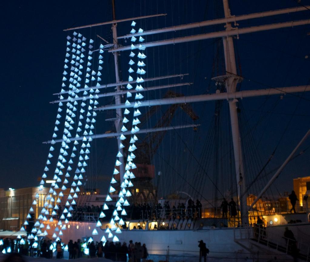 2011 Grand opening Culture Capital Turku

Schulkinder bringen Laternen am Soumen Joutsen Segelschiff an