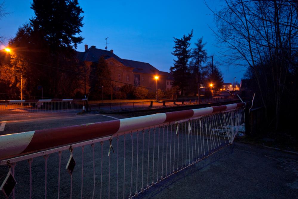20110330 DSC6358 Bahnübergang am Damm nachts