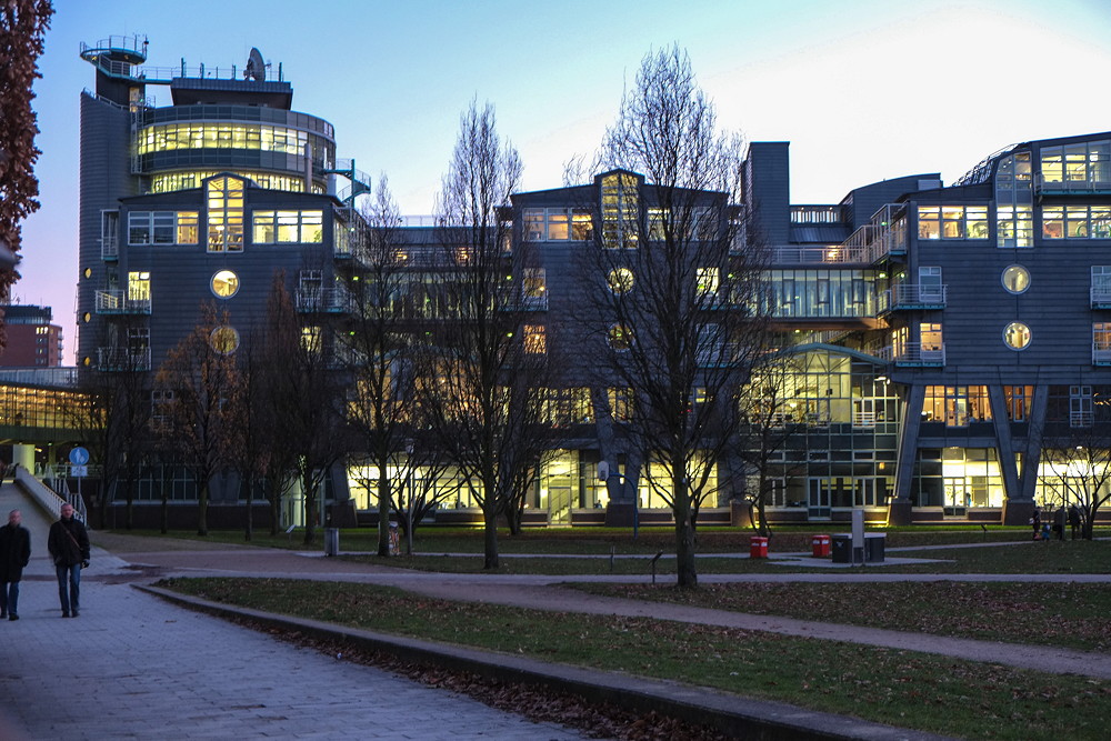 2012 11 30 163322 - Hamburg - 
1/8s - f 3.6 - ISO 1000 - FUJIFILM XF18-55mm F2.8-4 R LM OIS @32,9 (äqu. 49) mm