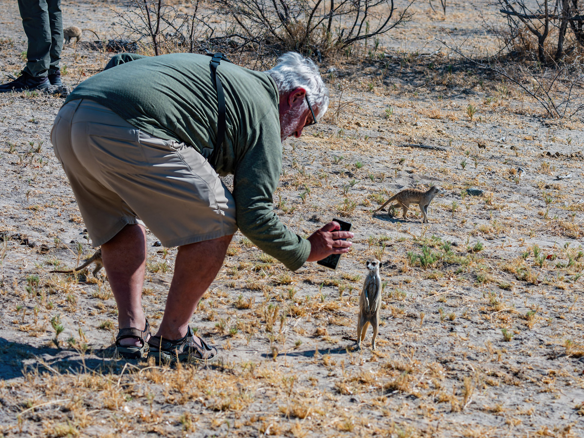 2025-10-04 040 Lothar Photographing Meercat.jpg
