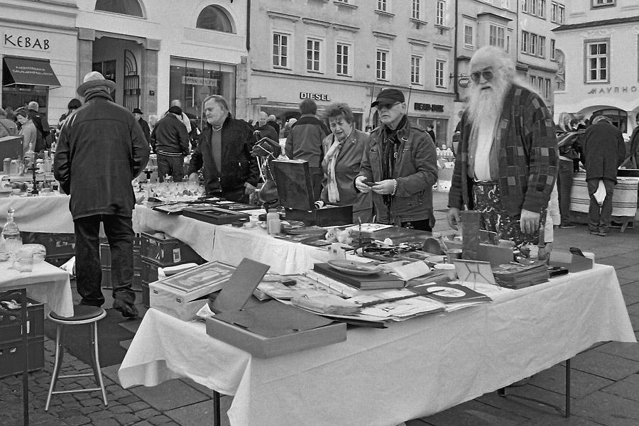 2101000 N02 15sw FlohMarkt Linz 900h