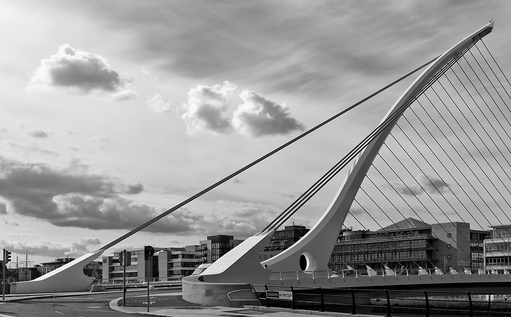 2130525 1302 sw Samuel Beckett Bridge Dublin 1000h