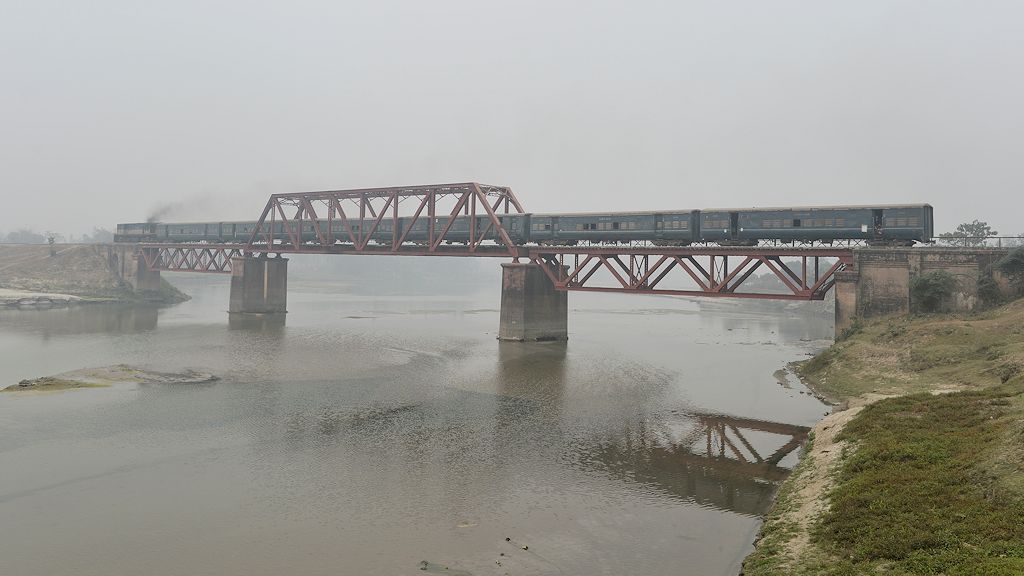 2411 mit Regionalzug auf der Atrai-Brücke
bei Chrirbandar
7487