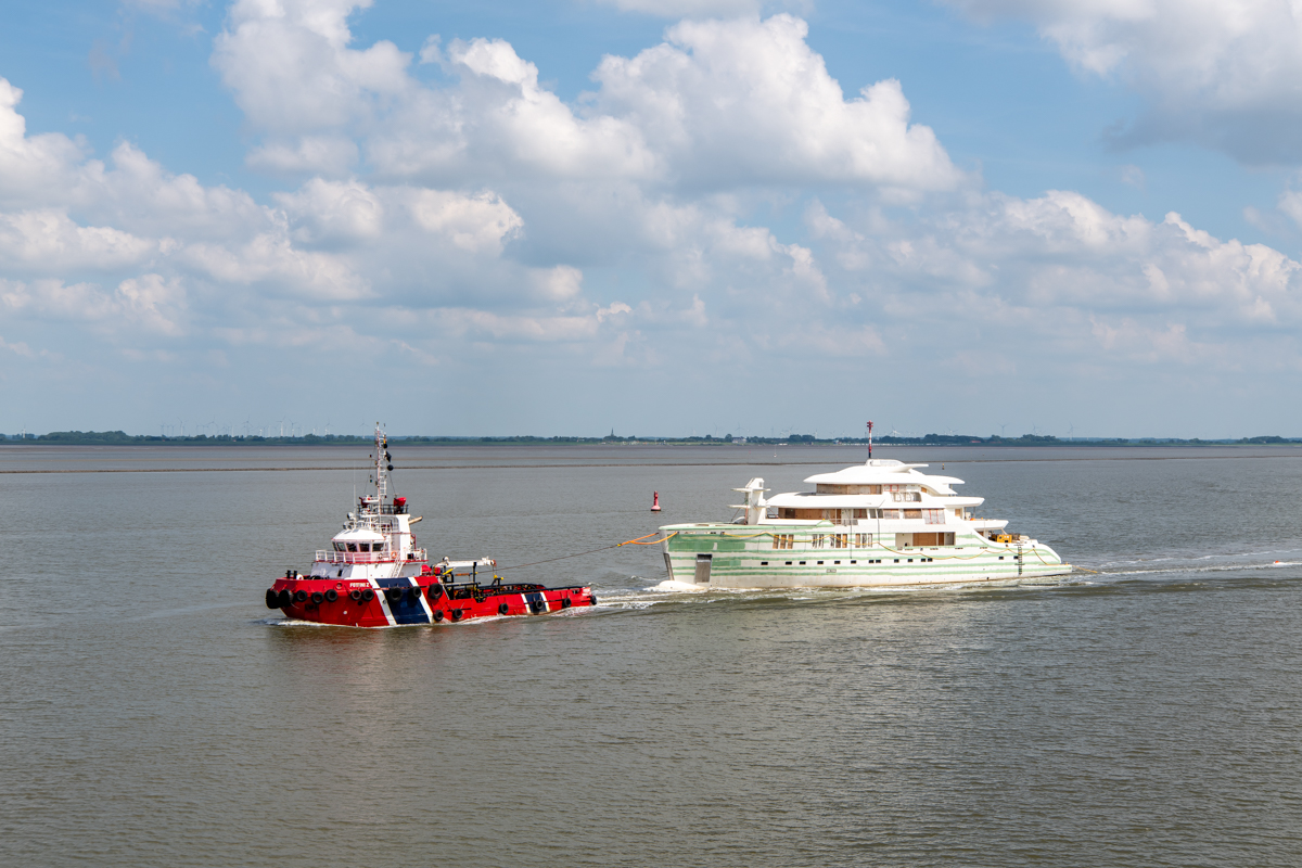 250719 Schleppzug Yacht-1.jpg