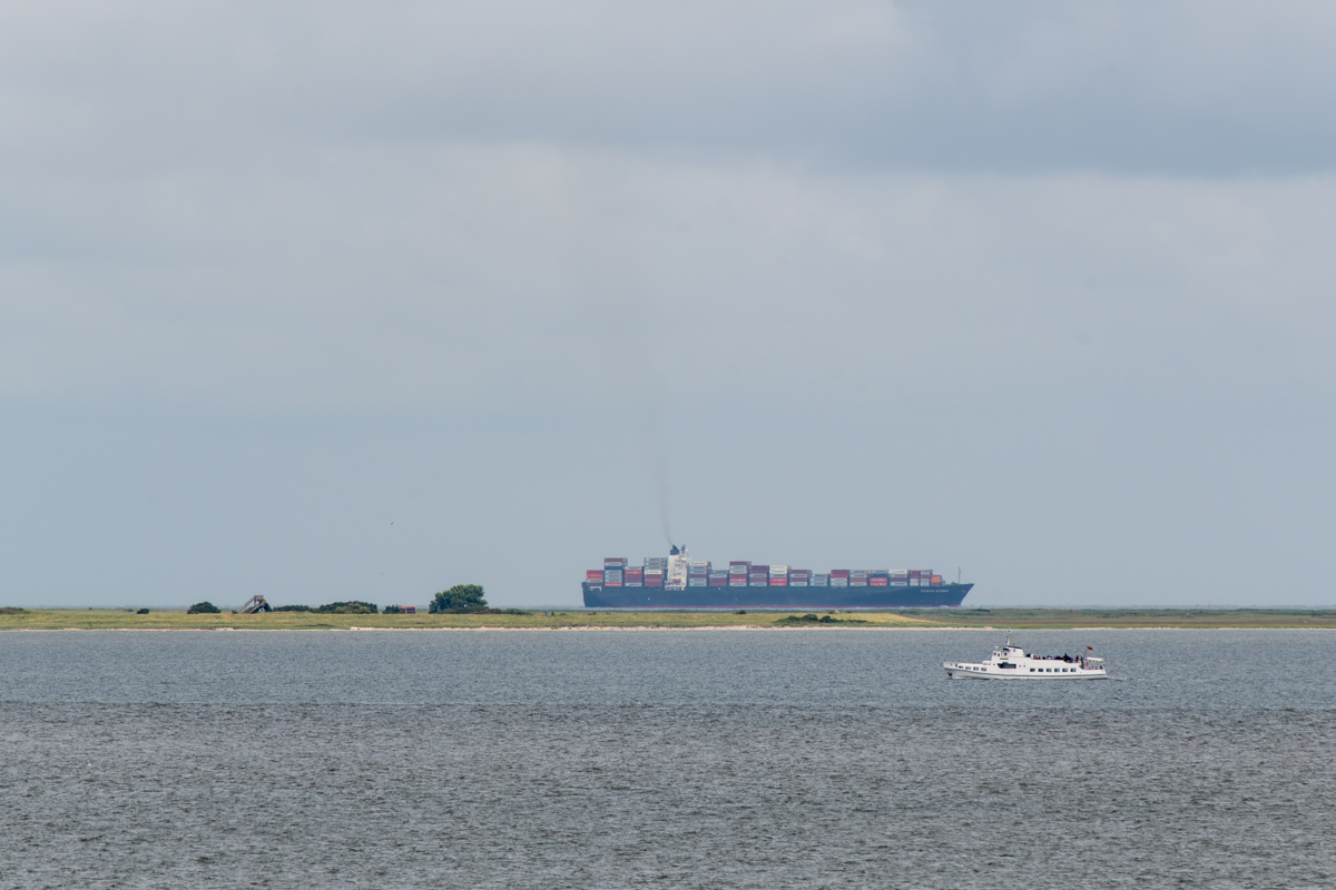 250727 Schiff hinter Mellum-1.jpg