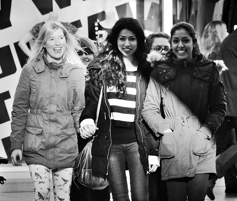 3 lächelnde girls