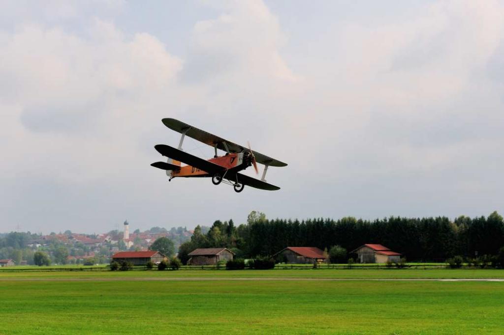 310809DSC 5313 470  01 Udit im Landeanflug.Im Hintergrund ist Königsdorf zu sehen.