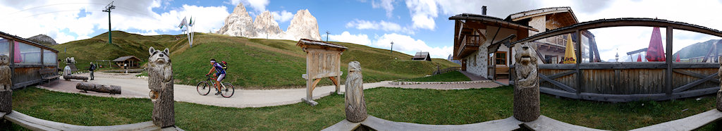 360°-Panorama eines Sandkastens auf dem Spielplatz einer Hütte am Langkofel