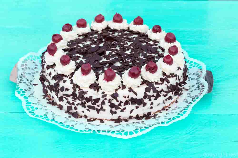 48 Schwarzwaelder kirschtorte holz 2