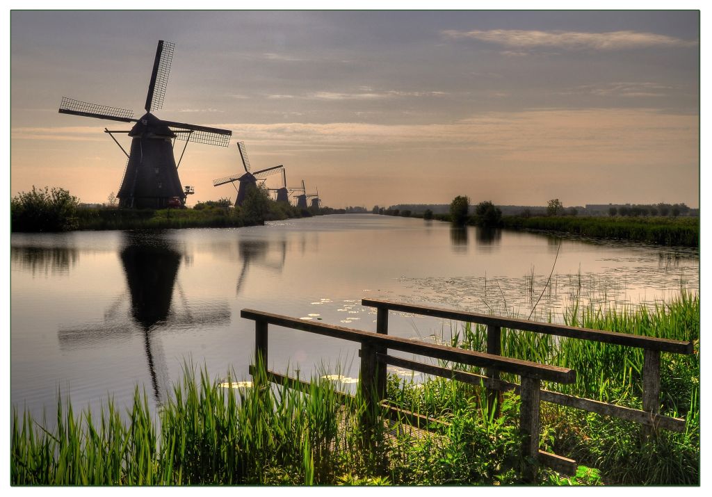 5 Mühlen...Aufgenommen im Windmühlenpark Kinderdijk bei Holland,HDR aus 5 Aufnahmen