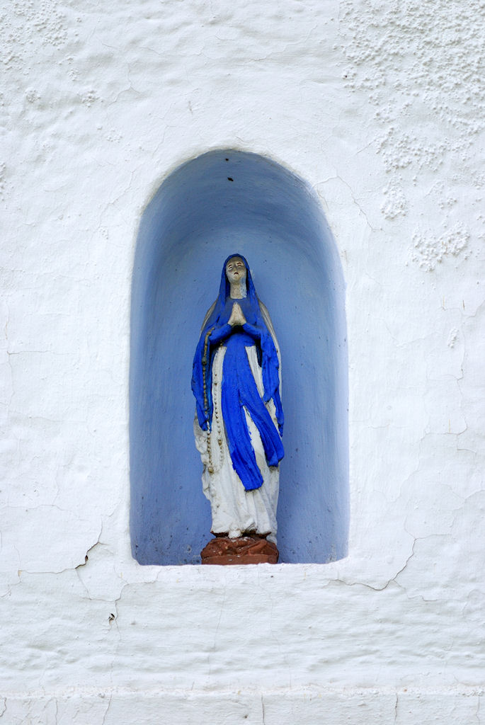 55-200/4-5.6G ED VR Nikkor: Mutter Gottes in Hauswand 1
D80, ISO 160, WB Auto, f/8, 1/250s, 200 mm