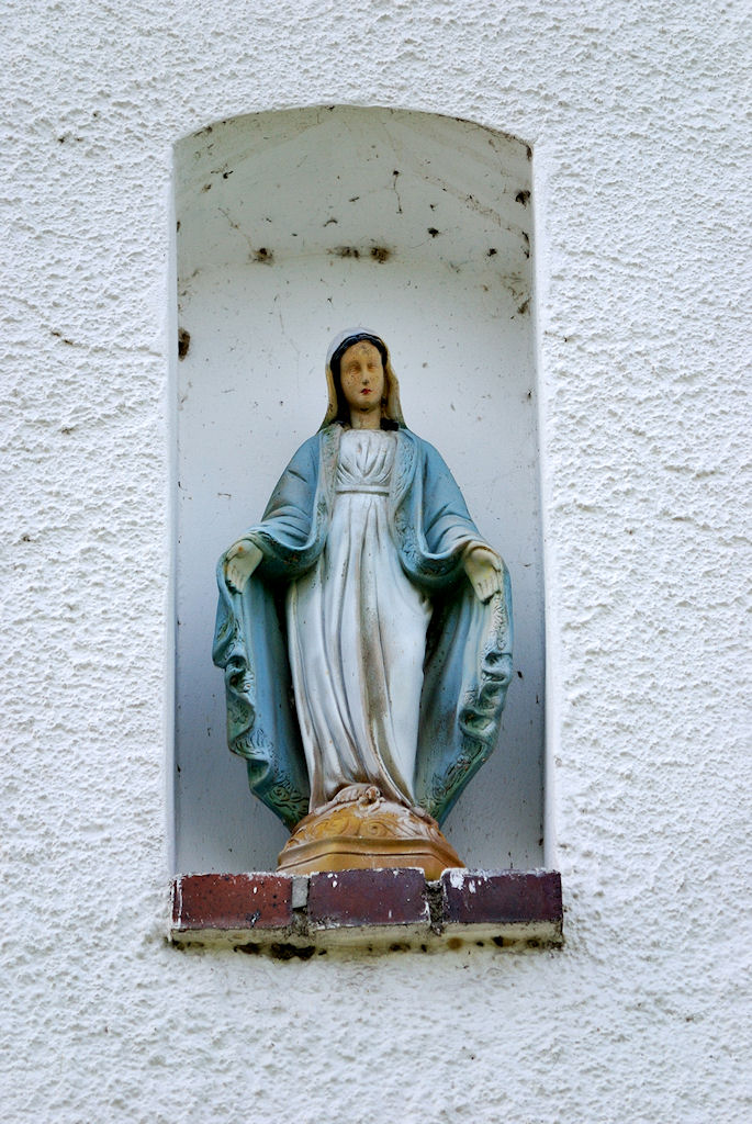 55-200/4-5.6G ED VR Nikkor: Mutter Gottes in Hauswand 2
D80, ISO 160, WB Auto, f/8, 1/400s, 200 mm
