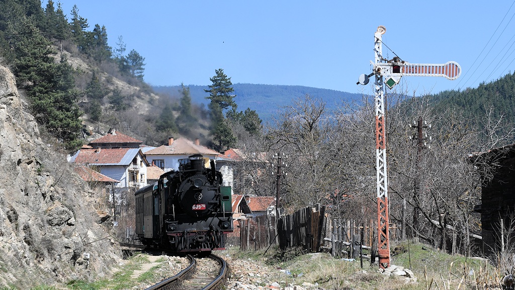 609 76 passiert das Einfahrsignal in Yakoruda.
Rhodopenbahn Septemwri - Drobinischte

s460 609 76 ESig 9742