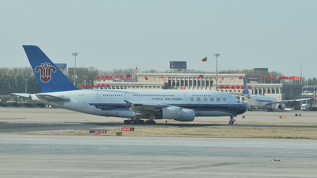 A380 der China Southern in Peking.
Es ist gerade der große Parteitag.
Ob aus diesem Grund das Flughafengebäude beflaggt ist? 3521
