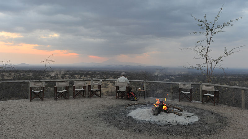 Abends kann man zum Sundowner am Lagerfeuer sitzen.
Leider war es bewölkt.
8007