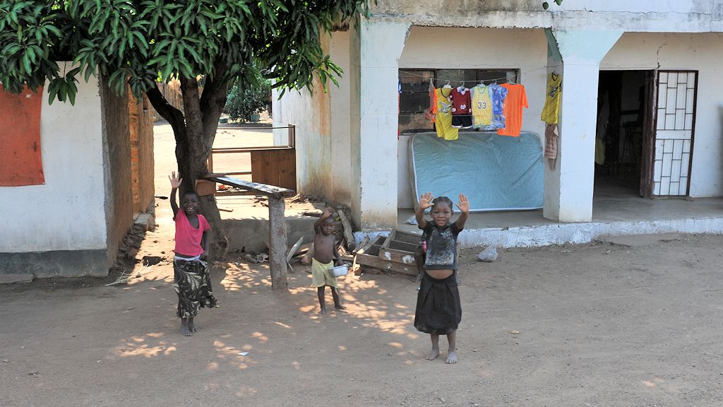 Abschied aus Sambia
Winkende Kinder
9646