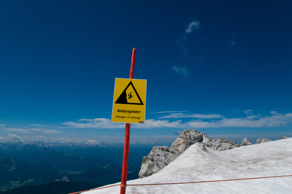 Absturz
Warntafel am Dachsteiner Gletscher