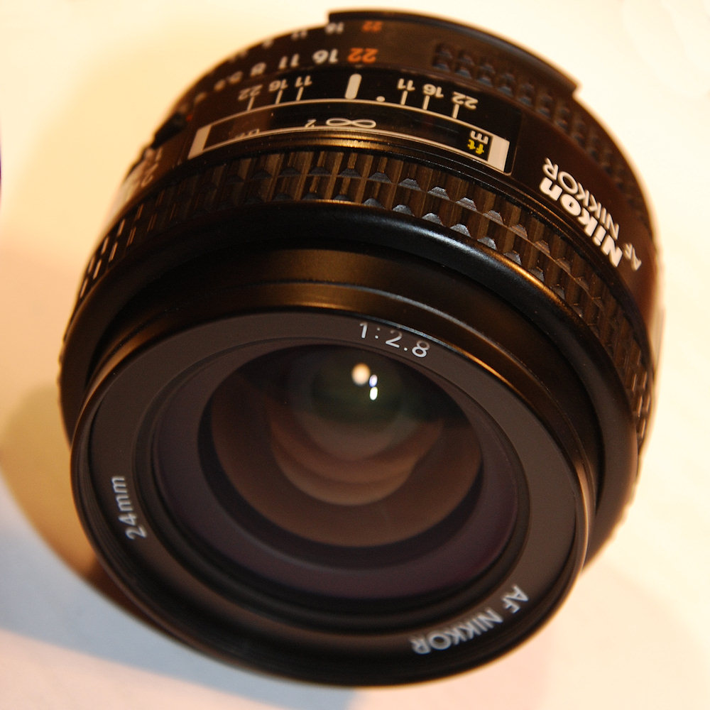AF-Nikkor 24/2.8 mit verölter Blende, dem ich die Blende entölt habe.