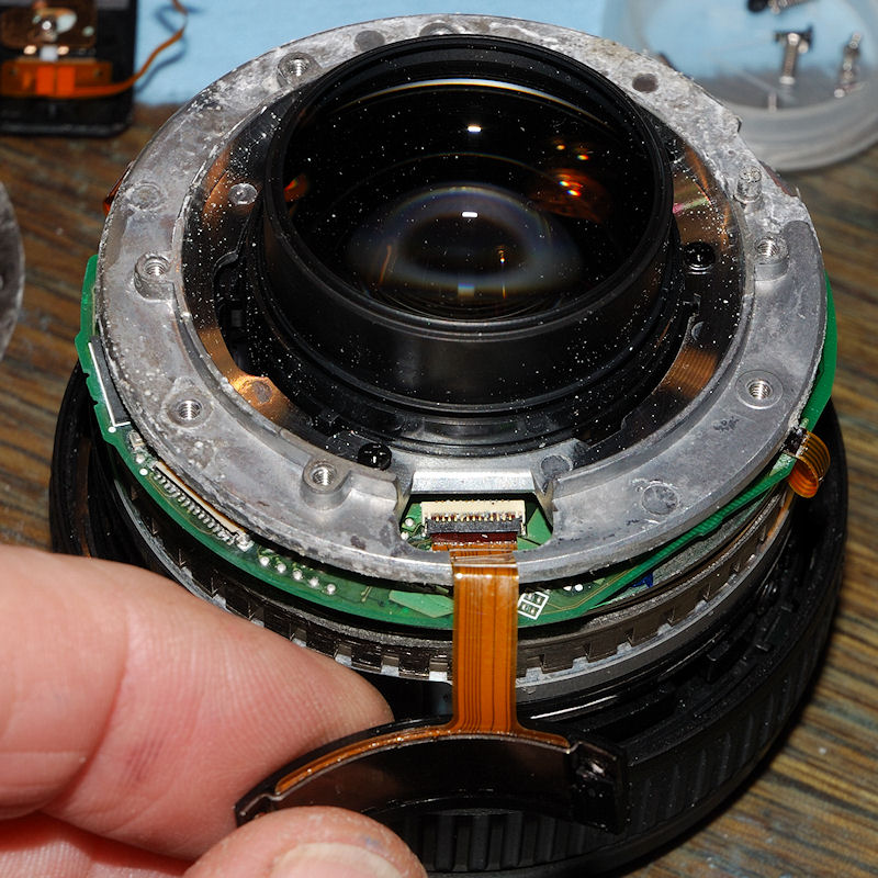 AF-S 50/1.4G mit Seewasserschaden:
Der verschmorte FPC-Stecker des Bajonett-Kontaktblocks