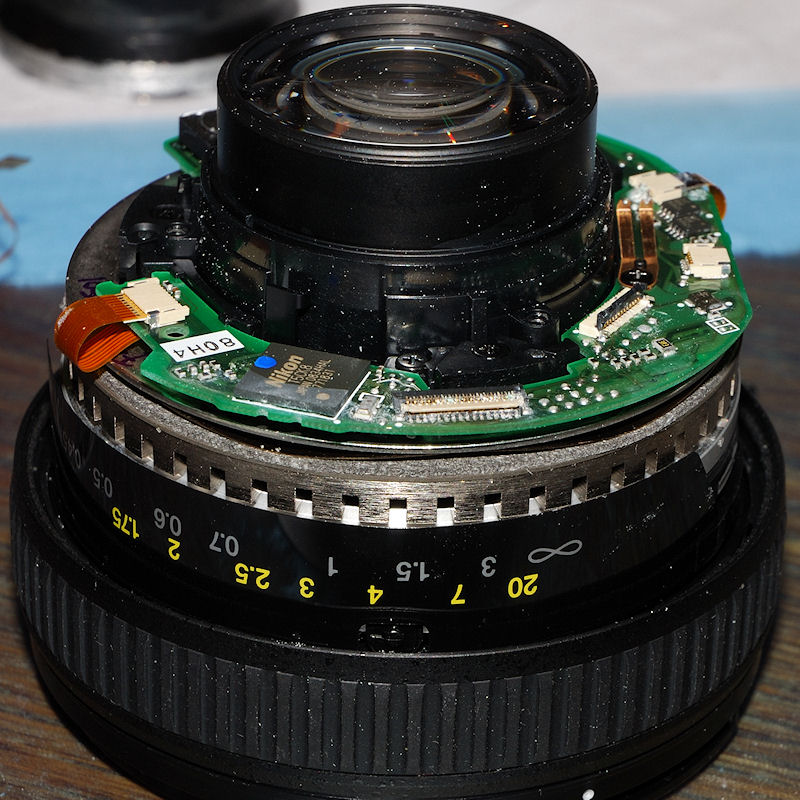 AF-S 50/1.4G mit Seewasserschaden:
Die durch Salz völlig versaute Elektronik-Platine