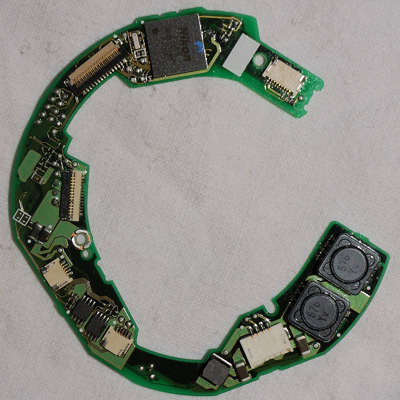 AF-S 50/1.4G mit Seewasserschaden:
Die im Ultraschallbad gereinigte, mit Alkohol durchgespülte und mit Schutzöl überzogene Elektronikplatine von oben