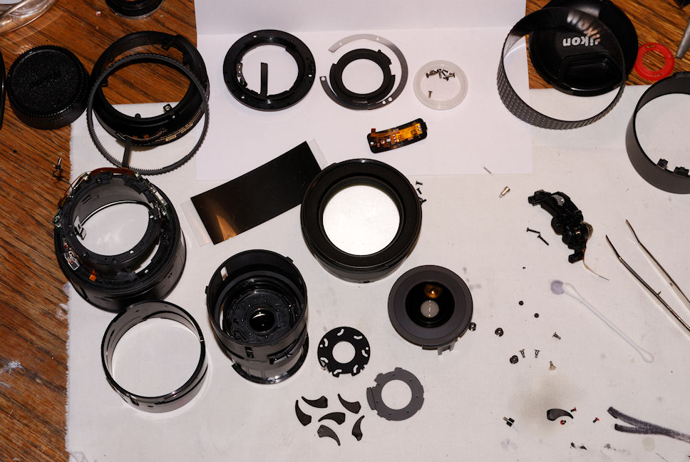AF-S DX 18-105/3.5-5.6G ED VR-Nikkor:
Totalschaden durch Sturz auf Baumwurzel.
Bajonett-"Ohren" abgerissen, VR-Einheit irreparabel defekt, a