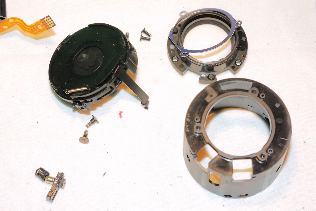 AF-S DX 18-105/3.5-5.6G ED VR-Nikkor:
Totalschaden durch Sturz auf Baumwurzel.
VR-Einheit irreparabel defekt, auseinandergefallene Irisblende.
Innerst