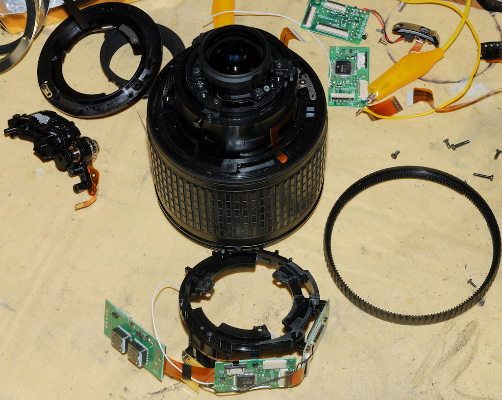 AF-S DX 18-135/3.5-5.6G ED mit abgebrochenem Bajonett und defekter Steuerungsplatine