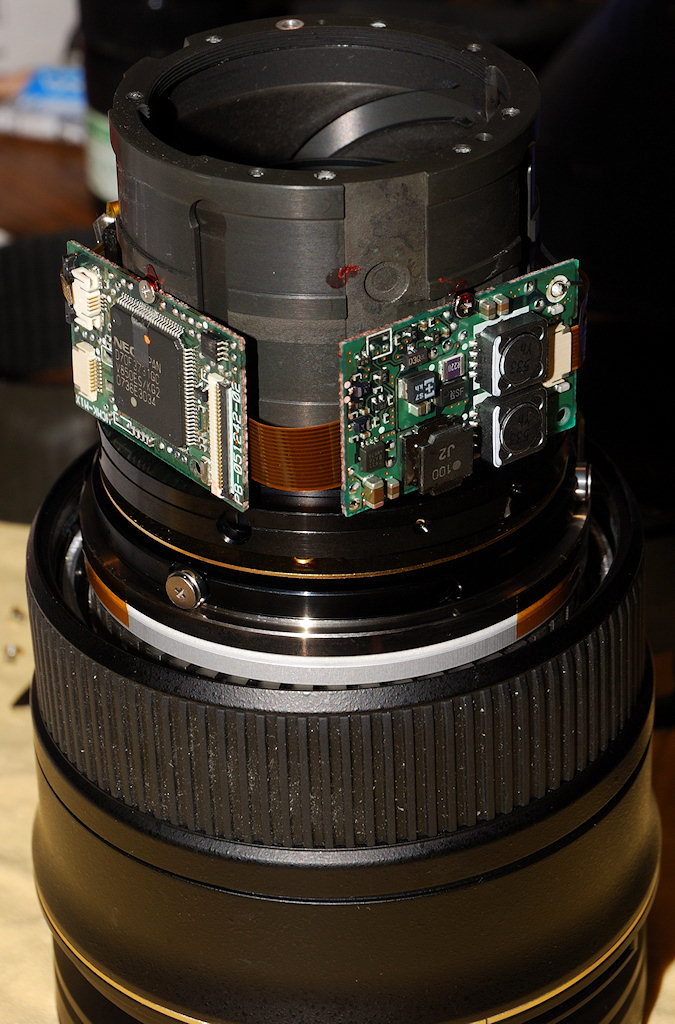 AF-S Nikkor 24-70/2.8G ED:
Bajonett und hinterer Tubus demontiert.
Das FPC vom Bajonettkontakt zur CPU-Platine wurde entfernt.