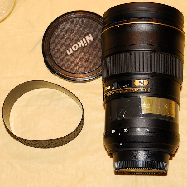AF-S Nikkor 24-70/2.8G ED:
Das Fenster des Zoom-Kontaktgreifers wird mit Messingfolie abgedeckt, dann kommt der Zoom-Griff-Gummi drauf