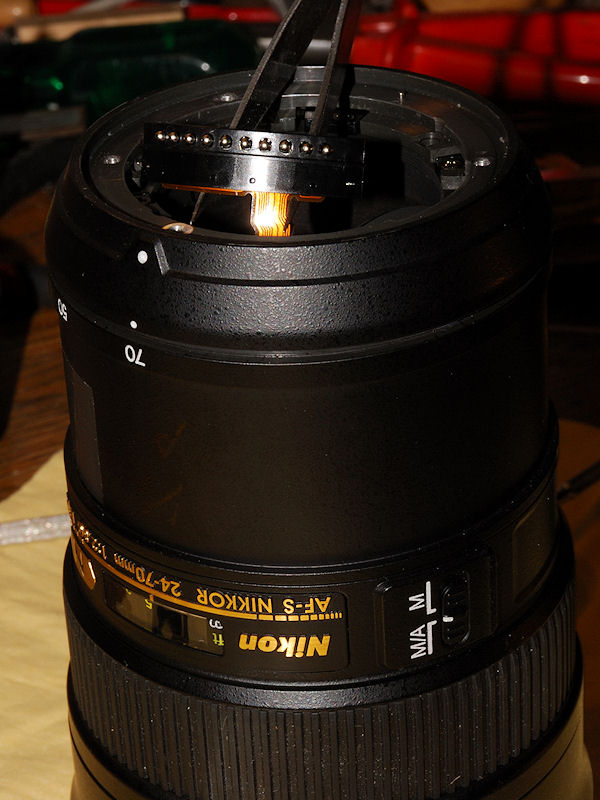 AF-S Nikkor 24-70/2.8G ED:
Der hintere Tubus-Ring, der das Bajonett aufnimmt, wird montiert