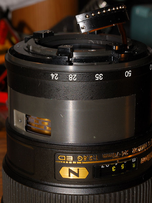 AF-S Nikkor 24-70/2.8G ED:
Zoom-Ring aufgesetzt
