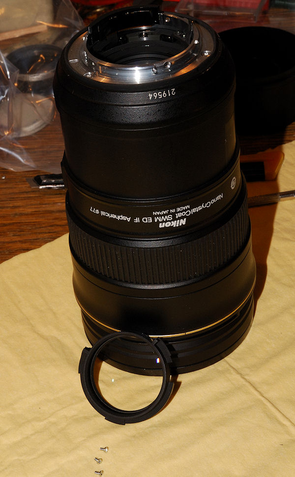 AF-S Nikkor 24-70/2.8G ED:
Zuletzt wird die hinterste Linse in das Bajonett eingesetzt.