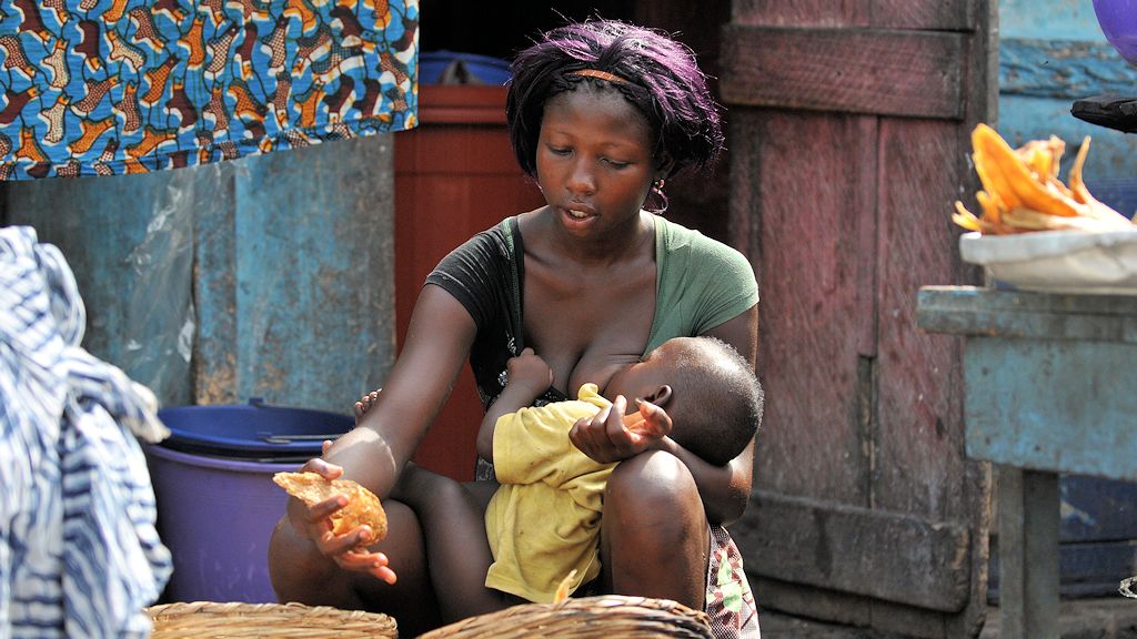 Afrikanische Frauen können Multitasking.
Mit der einen Hand werden Bananen fritiert
mit der andern der Nachwuchs versorgt.
3185