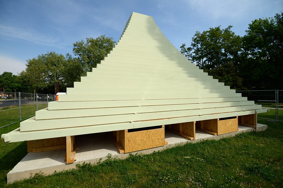 Agnes Denes
"The Living Pyramid"