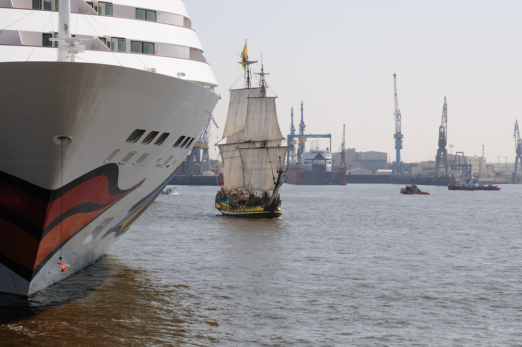 AIDAblu am Kreuzfahrtterminal Altona, historischer Segler
DSC 2229