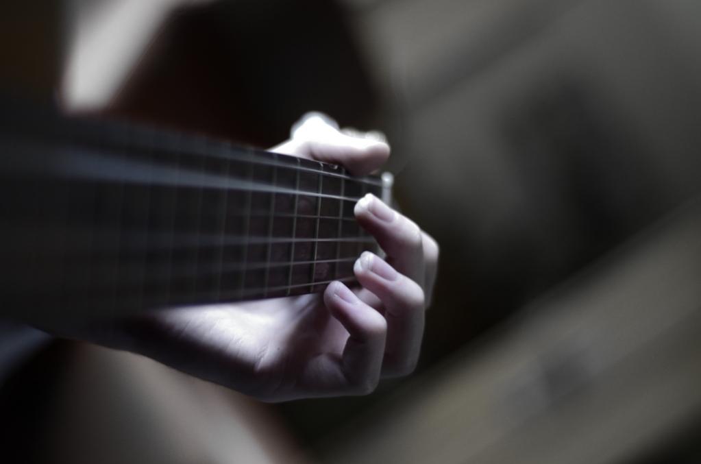 Alex spielt Gitarre.