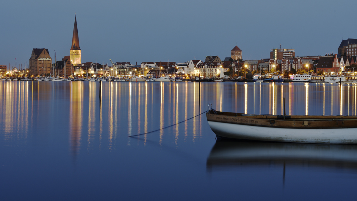 als kleines Vorspiel zur Mondfotografie ergab sich dieses schöne Motiv. Bei uns wird gerade die Hanse-Sail vorbereitet und so lag dieses schöne Boot a