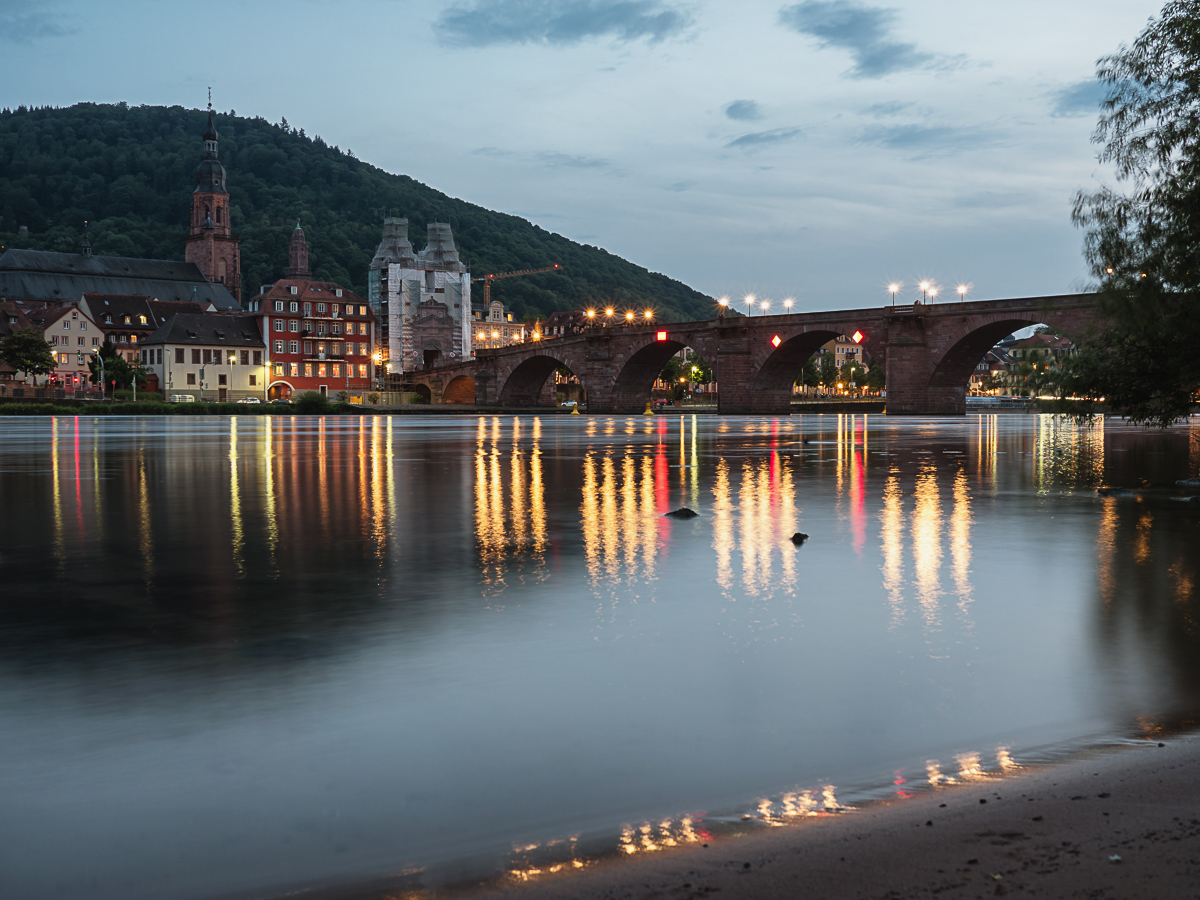 Alte Brücke in Heidelberg zur blauen Stunde