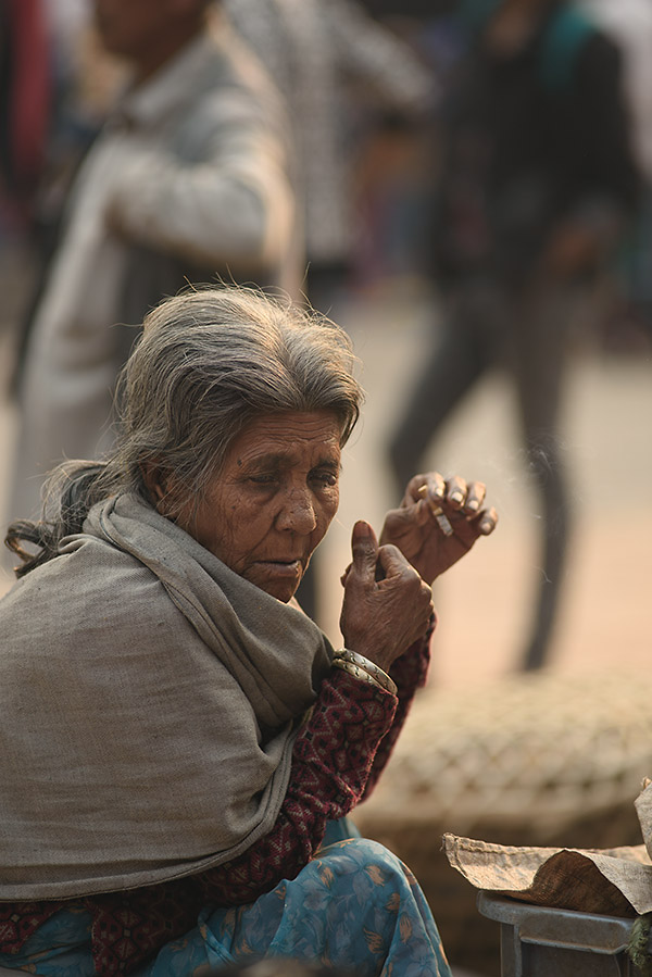 alte Frau Bhaktapur klein