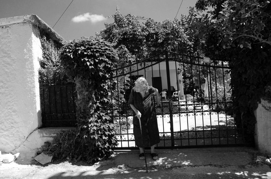 Alte Frau in Kalamitsi Alexandrou