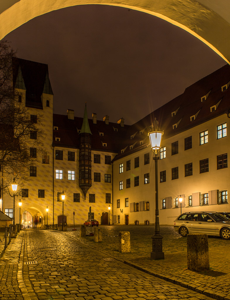 Alter Hof mit Burgtorbogen
